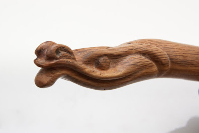 Tête de serpent sculptée