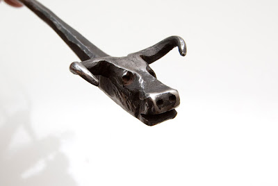 Pique à viande, pommeau tête de taureau