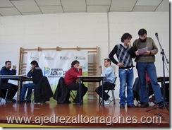 Director y árbitro del torneo dan las primeras instrucciones.