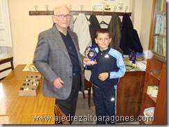 Fernando Ereza recogiendo el trofeo de campeón.
