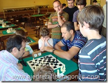 José Viñuales - Carlos Ereza con un público expectante alrededor. 