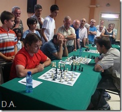 Paco Vallejo sentado jugando contra Pellicer en la última partida