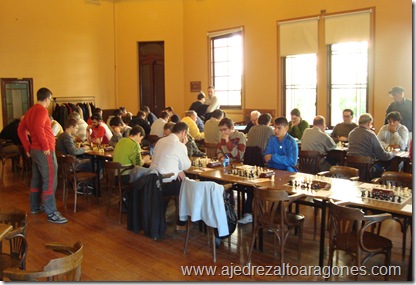 Un momento de las partidas en juego en la 4ª ronda disputada en el Círculo Oscense.