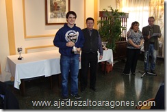 Diego Gella del C. Atletismo Huesca (izda.) campeón de 1ª categoria por equipos, grupo II recibe trofeo de manos de José Antonio Buil