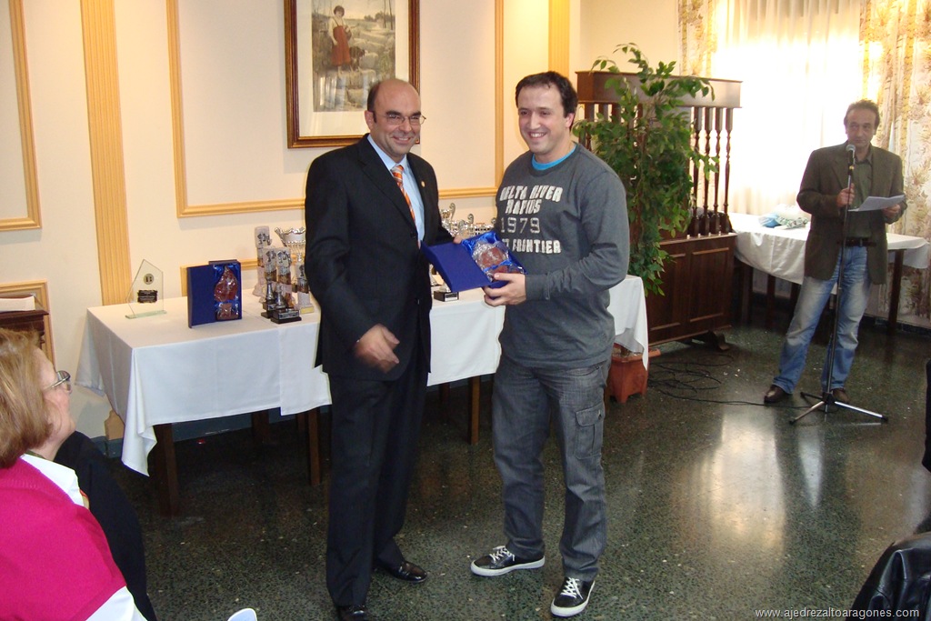 [El MF. Juan Luis Ramiro (drcha.) del Jaime Casas recibe distinción por su norma de MI. de manos del presidente José L. Pellicer.jpg]