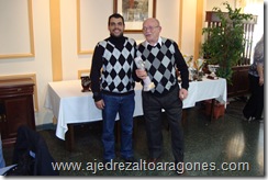 Jaime Puig-Pey (drcha.) de la Aurora de Estadilla recibe el trofeo de manos de Fuentes como campeón Provincial de la 1ª categoria de Huesca 2010