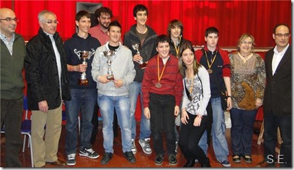 Podio de categoría Cadetes junto a autoridades