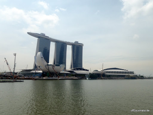 Marina Bay Sands (Hotel) mit Skypark in Form eines Boots oben drauf