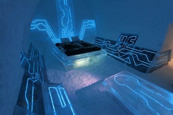 [tron suite[4].jpg]