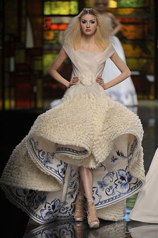 [DiorCoutureSpr09.delft&cream.fashionologie[3].jpg]