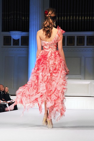 [PinkRedRuffles.delaRenta.PreFl10.elle[3].jpg]
