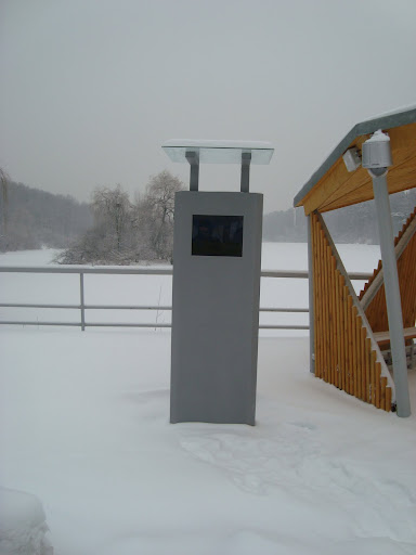 Kiosk mulitmedialny na przystanku przy Motylarni
