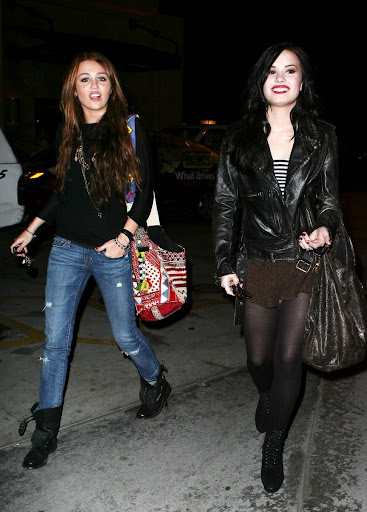 http://lh3.ggpht.com/_8Oy_98DF1nk/S2mcrhoXL_I/AAAAAAAACtw/kg1VyDbiqes/demi-lovato-miley-cyrus-jerry-deli-11.jpg