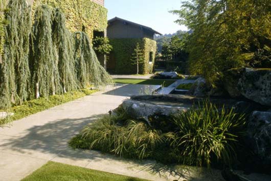 Modern Lake House Design With Courtyard Decorating - Garden modern lake home design garden ideas