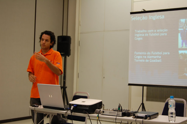 na foto, Gabriel Mayr faz sua palestra, com um computador ao fundo