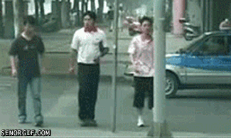 bringando-com-o-poste.gif