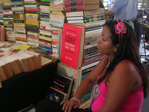 Mujer vendiendo libros (Plaza Venezuela, Caracas, Venezuela)