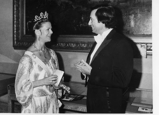 2.	Con la Reina Silvia de Suecia en el Palacio Real de Estocolmo, 1977