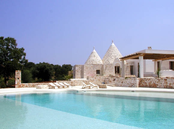 [PUG Over_pool_to_Trulli[1].jpg]