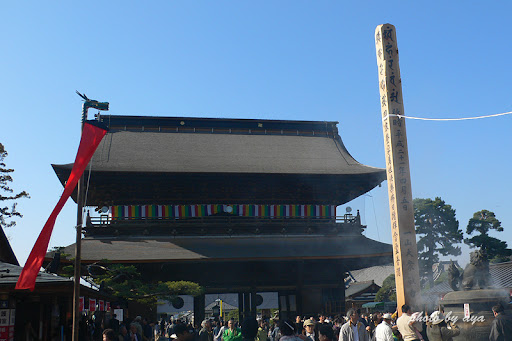 善光寺 山門と回向柱
