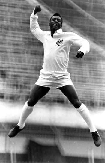 gol; comemoração futebol; Pelé Pelé comemorando seu primeiro gol da carreira