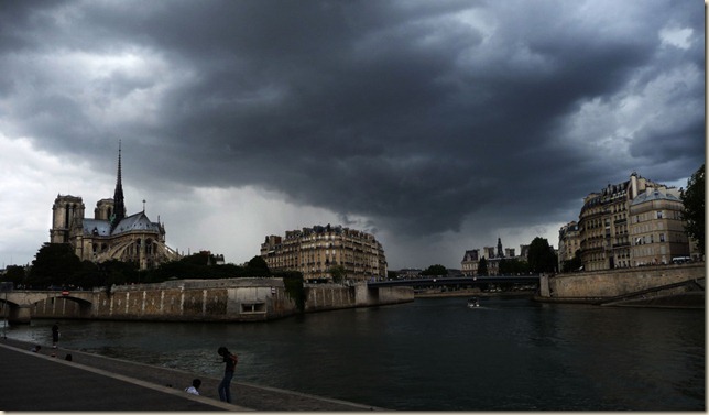 Nuages tourmentés sur le décor de Notre-Dame de Paris 