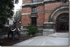 L'entrée bien gardée du Musée d'Histoire naturelle L'entrée bien gardée du Musée d'Histoire naturelle