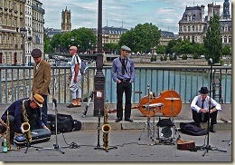 Artistes de rue se préparant à jouer Artistes de rue se préparant à jouer