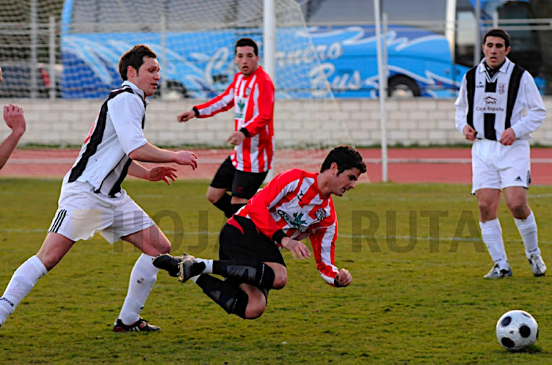 Foto Miguel Rodríguez Gómez Roberto cae zancadilleado por un jugador del Rioseco