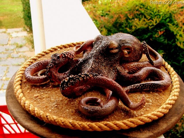 [sculpted_octopus_outside_by_woodsplitterlee-d3bnr0k[3].jpg]