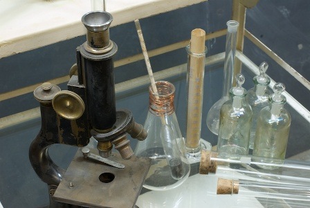 [820_1310vintage-lab-glass-apothecary-science1[5].jpg]