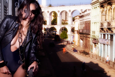 Maiô Lenny preço sob consulta , jaqueta de couro Giulietta R$1905,00 , correntes Francesca Romana Diana a partir de R$ 295,00 ; pingente rosa negra Junia Machado R$ 195,00, óculos escuros Ray Ban na Lunetterie R$ 498,00 e scarpin Arezzo R$299,90