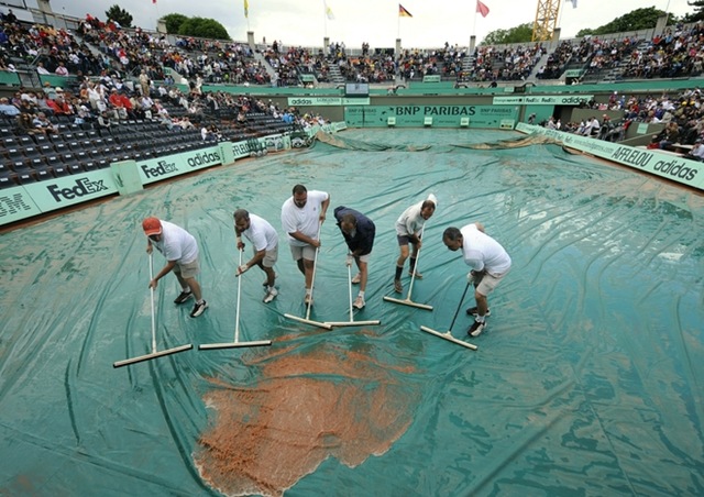 [raindelay_afp_getty2[3].jpg]