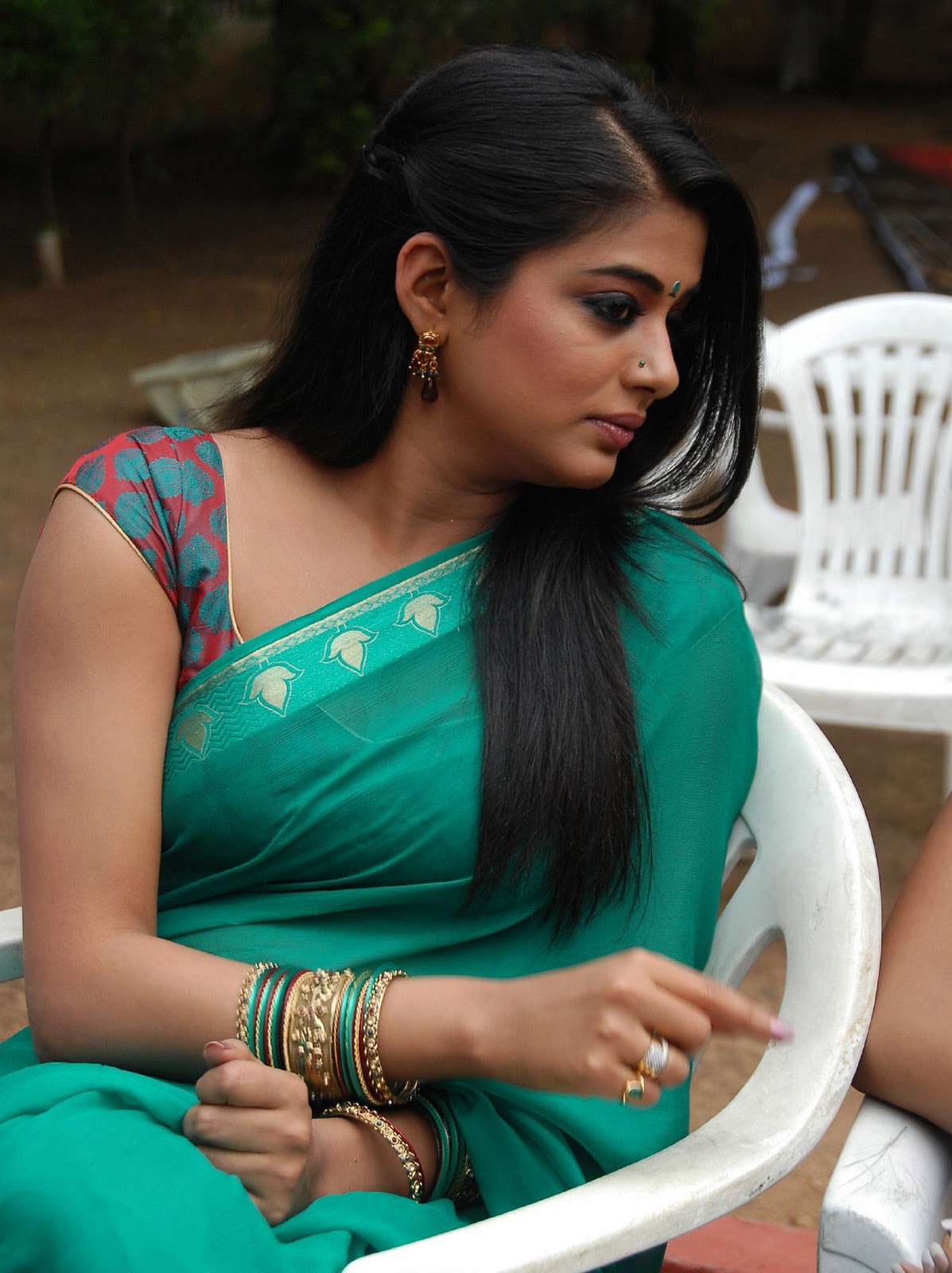 priyamani wearing green saree high quality cute stills
