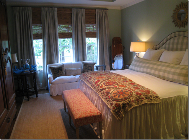 [cdt bedroom- sofa with scalloped bottom edge.png]