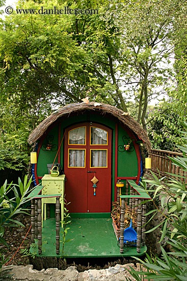 [thatched-roof-hut-3-big grasse france by dan heller[4].jpg]