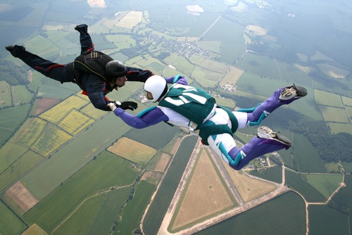 [Skydivers shutterstock_32696518[3].jpg]