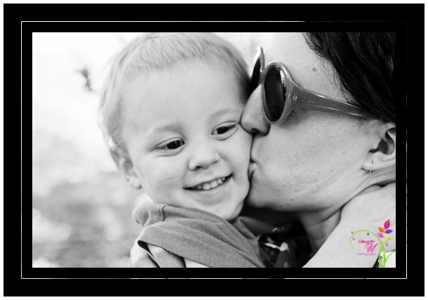 boyMomkissing