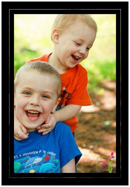Kids_playing_at_zoo_family-2