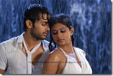 Priyamani_romancing_in_rain_11