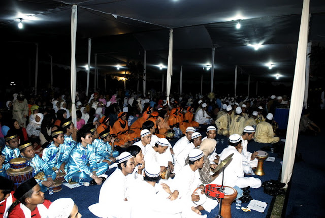 Peserta Marawis dari berbagai daerah menunggu giliran tampil