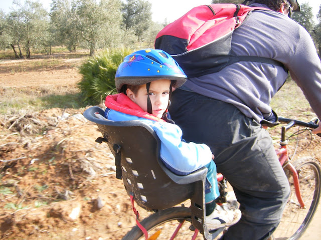 Padre e hijo disfrutan del paisaje