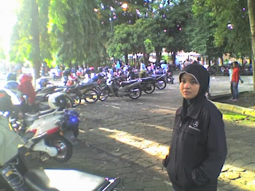 istri lagi bengong di parkiran