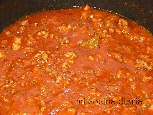 Pasta con salsa de tomates, nata y carne picada (Паста с мясным сливочно-томатным соусом)