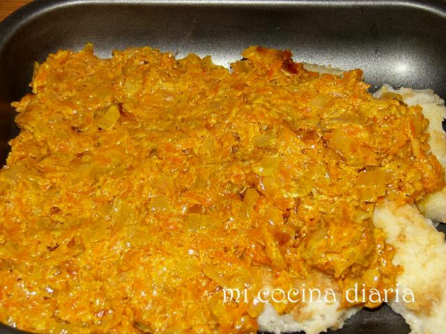 Bacalao al horno con zanahoria y cebolla (Треска запеченая с морковью и луком)