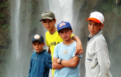 Posando delante de la cascada
