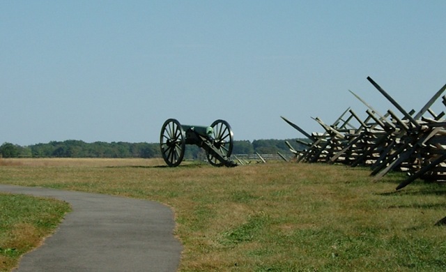 [Gettysburg-Confederate Gun silently aimed at Cemetary Ridge[3].jpg]