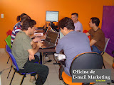 Pessoal se conectando ao wi-fi do SmartIS Labs - Laboratório de Novas Mídias Digitais.