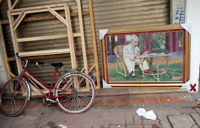 un vélo, Ho Chi Minh, et une croix rouge