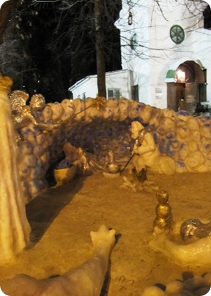 Рождественский вертеп из снега и льда построен у храма Трех Исповедников